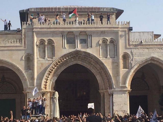 مواجهات بين الشرطة والمصلين داخل المسجد الأقصى